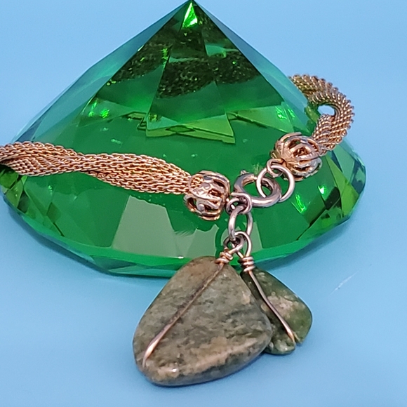 Faux jade wrapped goldtone gemstone mineral  vintage bracelet - Picture 2 of 5